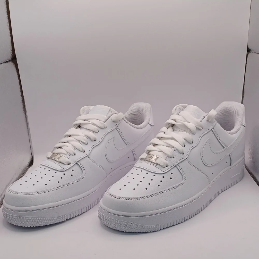 NEW Nike Air Force 1 Triple White Sneakers Men Size 10 US DD8959-100 - Picture 1 of 13